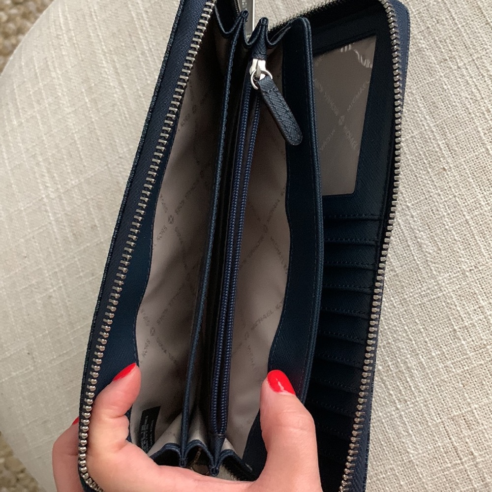 Michael Kors Logo Wallet - Picture 4 of 4